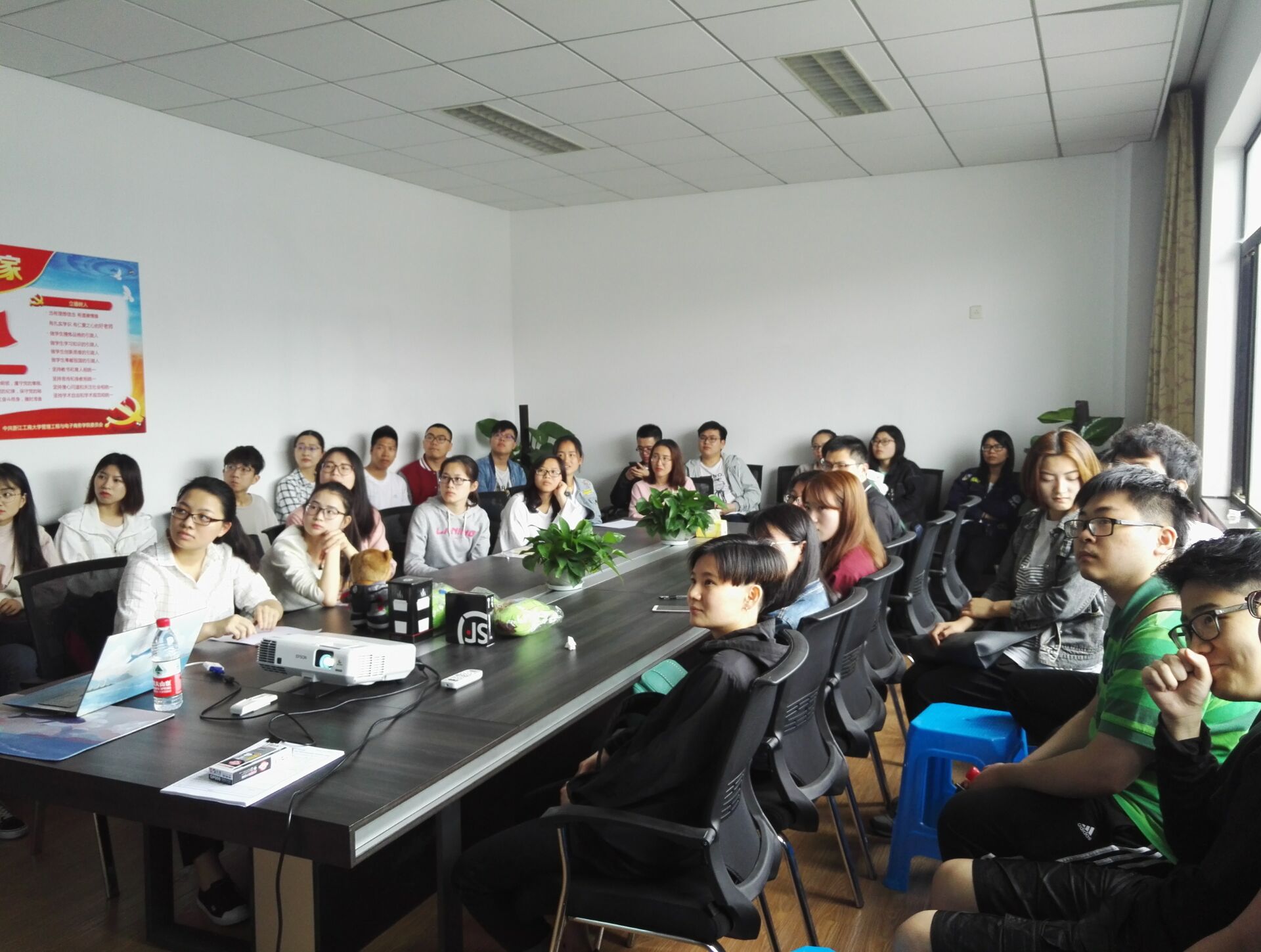 1493952117713056687.jpg 22.jpg